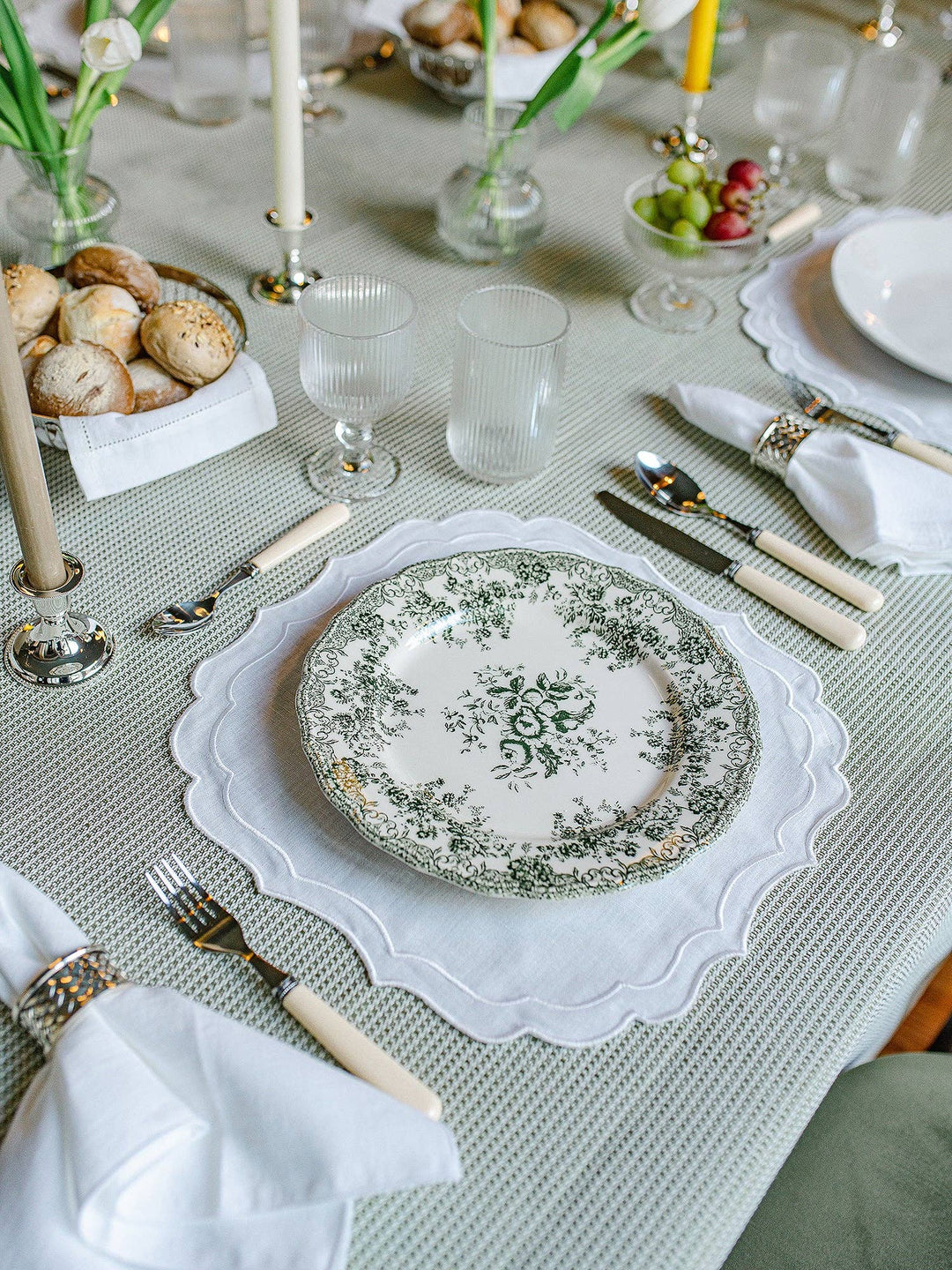 Greta White scalloped Embroidered Linen Placemat